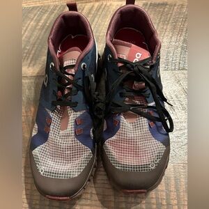 Woman’s on cloud size 7 sneaker.